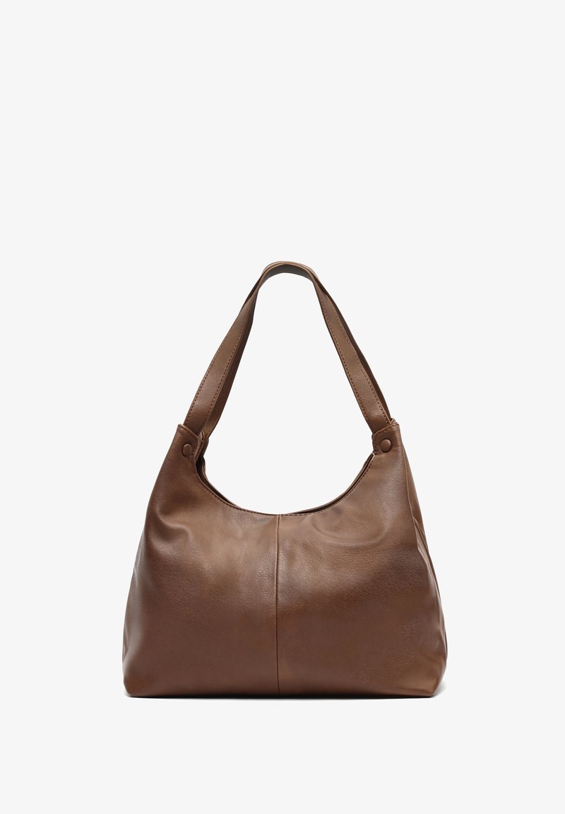 Bolso de cuero marrón con una forma suave y redondeada. Cuenta con una tira única y resistente, y detalles de costura sutiles. Textura suave.