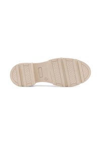 Svetlo béžová podrážka topánky so segmentovanými drážkami a hexagonálnymi vzormi pre lepší grip; plochý dizajn, hladká textúra a jemná brandingová značka.