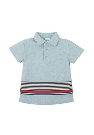 Polo de color azul claro de manga corta con cuello, tres botones y franjas horizontales en azul marino, beige y rojo en la parte inferior del frente.