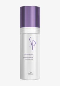 Vit sprejflaska med ett lila metallock. Har "SP" logotypen och texten "PERFECT HAIR FINISHING CARE" i en modern stil.
