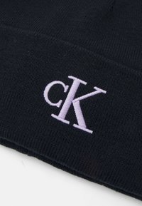 Calvin Klein Jeans MONOGRAM EMBRO BEANIE - Kapa - black/pastel lilac
