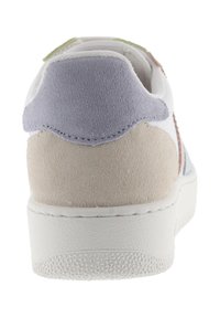 Sneaker med låg design, med en vit läderbas, ljuslila och beige mocka accenter vid hälen samt en texturerad vit sula.
