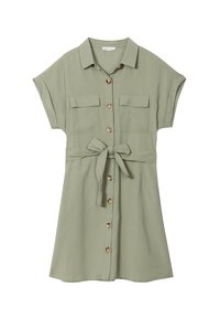 Robe à manches courtes et à boutons de couleur vert olive. Dotée d'une ceinture à la taille, de deux poches poitrine et de boutons en bois qui ajoutent une touche de détail. Texture douce.