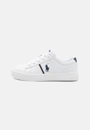 Adidași albi cu partea superioară din material sintetic, șireturi și accente laterale. Prezintă un logo și o dungă de culoare navy. Talpă din cauciuc, design cu vârf rotund.