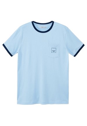 T-shirt en coton bleu clair avec col et poignets en côte bleu marine. Présente une poche sur la poitrine gauche avec l'étiquette "Mango Man".