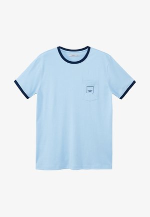 Himmelblaues Baumwoll-T-Shirt mit marineblauem geripptem Kragen und Ärmelbündchen. Verfügt über eine linke Brusttasche mit "Mango Man"-Label.
