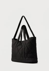 Μαύρη πλισέ τσάντα ώμου με δύο μακριές λαβές, με απαλή, υφή και δομημένο σχήμα. Χωρίς ορατό υλικό ή διακοσμητικά στοιχεία.