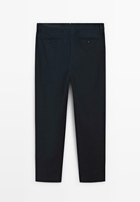 Svarta chinos med rak bendesign, med två bakfickor med knappar och en slät tygtextur.
