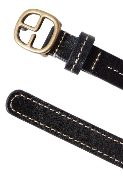 Ceinture en cuir noir avec une boucle carrée en laiton présentant un motif découpé, des coutures crème le long des bords, et une texture lisse.