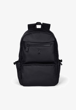 Mochila negra hecha de nailon liso que cuenta con correas ajustables, múltiples bolsillos con cremallera y un detalle de logotipo en la parte frontal.