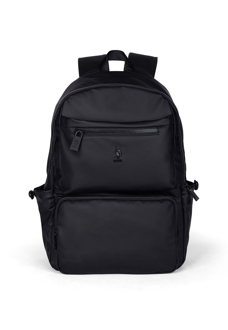Zaino nero realizzato in nylon liscio, dotato di spallacci regolabili, diverse tasche con cerniera e un dettaglio con logo sulla parte frontale.