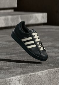 Niet geselecteerd, carbon/off white/silver-coloured metallic