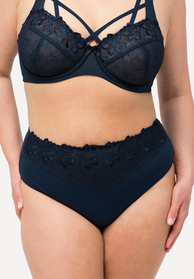 Ensemble de soutien-gorge bleu marine et de culottes taille haute, avec des accents floraux en lace, des bretelles croisées et un tissu lisse avec une taille texturée.