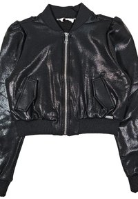 Giacca bomber nera a maniche corte realizzata in materiale lucido, caratterizzata da una chiusura con zip, polsini a costine e due tasche frontali.