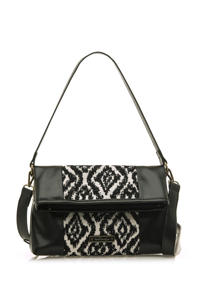 Borsa nera in pelle sintetica con un pannello decorativo intrecciato bianco e nero, forma rettangolare e tracolla removibile.