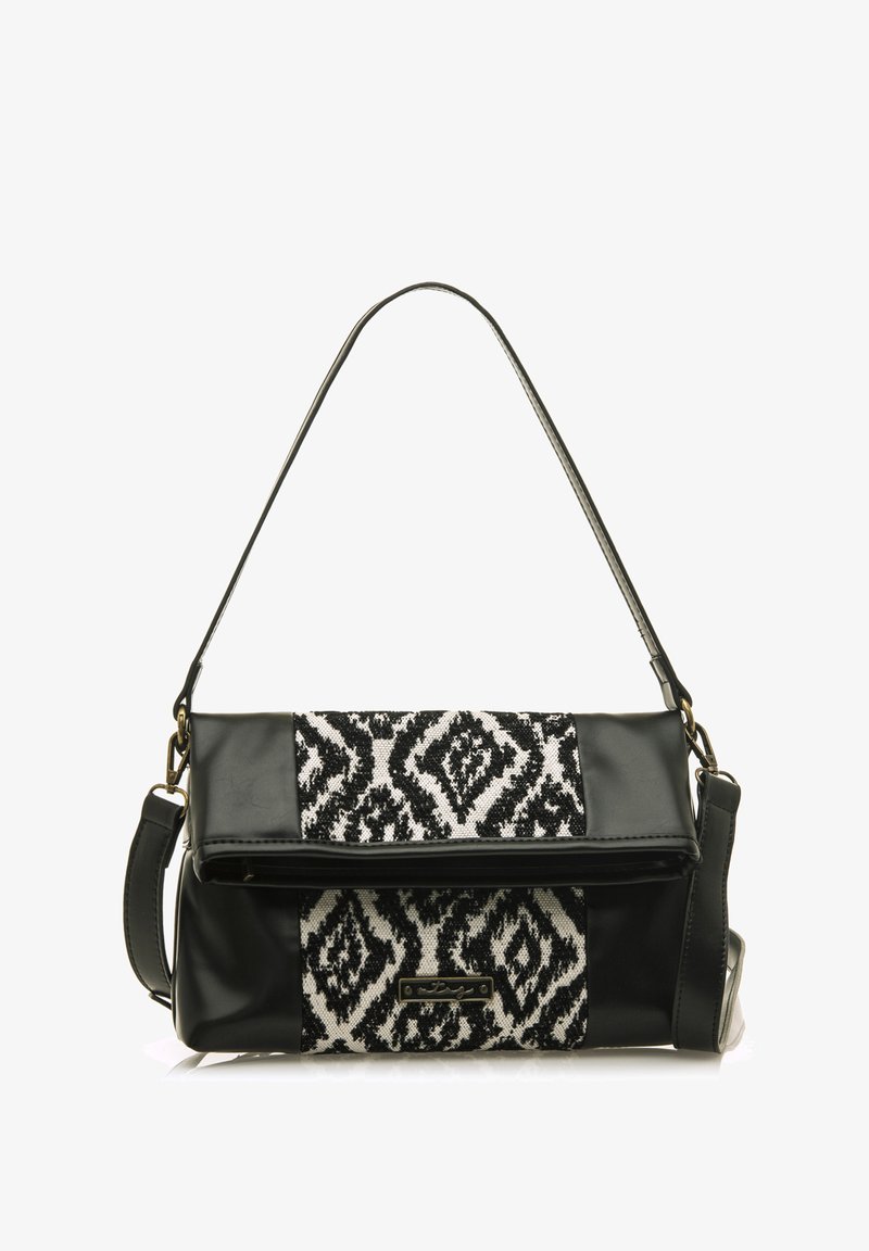 Borsa nera in pelle sintetica con un pannello decorativo intrecciato bianco e nero, forma rettangolare e tracolla removibile.