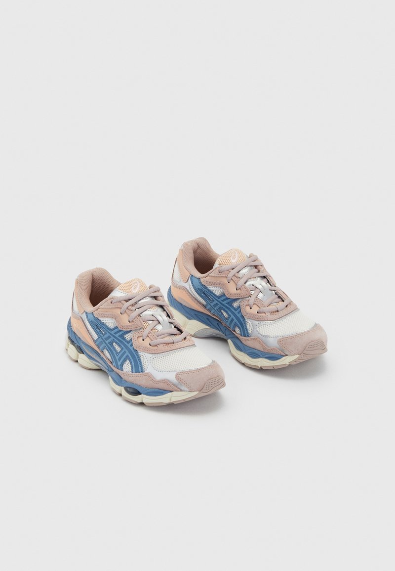 Löparskor med ovandel i mesh och mocka i vita, blå och rosa nyanser; rund tå; vadderad sula med ett texturerat mönster.