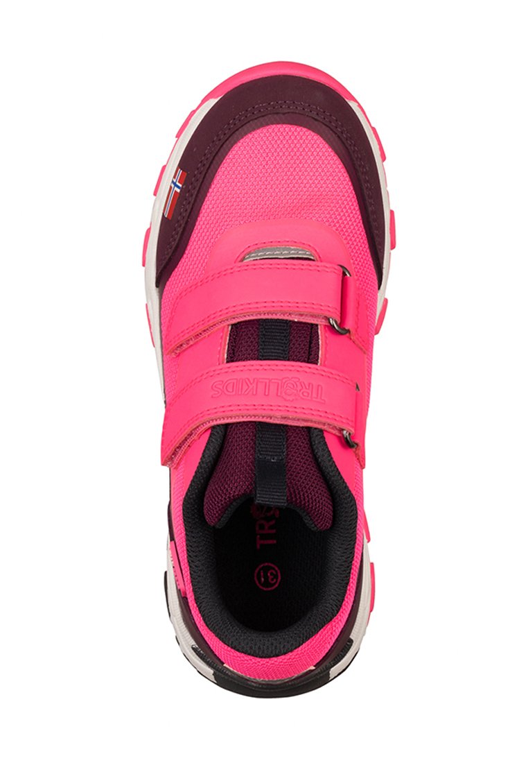 Helle rosa Kindersneaker mit doppelten Klettverschlüssen, schwarz-weißer Sohle und einer kleinen norwegischen Flagge an der Seite.