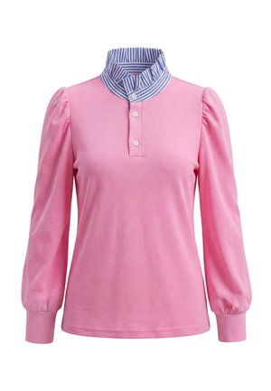 Blouse rose à manches longues avec épaules bouffantes, fermeture boutonnée à l'avant et col haut rayé bleu et blanc.
