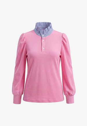 Roze blouse met lange mouwen, opgeblazen schouders, knopen aan de voorkant en een hoge kraag met blauw-witte strepen.
