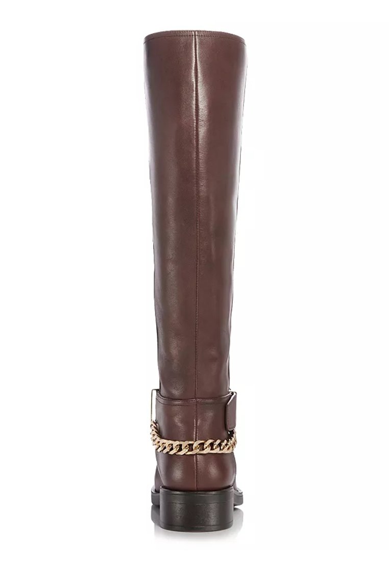 Stivale in pelle marrone sopra il ginocchio con tacco chunky, caratterizzato da un accento di catena intorno alla caviglia e una trama liscia.