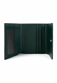 Interieur van een groene lederen portemonnee met meerdere kaarthouders, een doorzichtig ID-vakje en een gladde textuur. Heeft gestikte randen en een knoopsluiting.