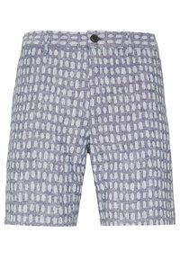 Pantalones cortos para hombres con un patrón texturizado, principalmente grises con formas geométricas blancas, que cuentan con un cierre de botón y bolsillos laterales.