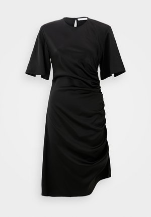 Vestido negro con escote redondo, mangas cortas acampanadas y detalle de fruncido lateral. Tejido suave con una textura ligeramente brillante. Espalda con abertura en forma de lágrima.