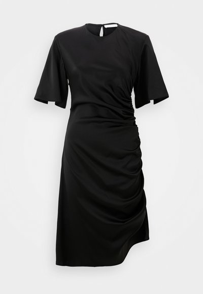 Črna obleka z okroglim izrezom, kratkimi razširjenimi rokavi in detajlom nabiranja na straneh. Gladek material z rahlo sijočo teksturo. Zadaj ima odprtino v obliki ključa.