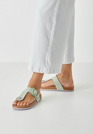 Hellgrüne Rutsch-Sandalen mit Schnalle, Kork-Fußbett und lavendelfarbener Außensohle, entworfen für Komfort und lässiges Tragen.