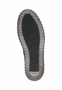 Black rubber sole with a wavy texture and ridged edges. Features a smooth central area and a "PETER KAISER" logo on the side.