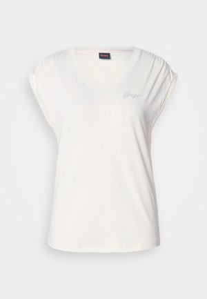 Hvit kortermet T-skjorte med rund hals og rynkede skulderdetaljer. Diskret logo i rhinestones på venstre side. Myk stoffkvalitet.