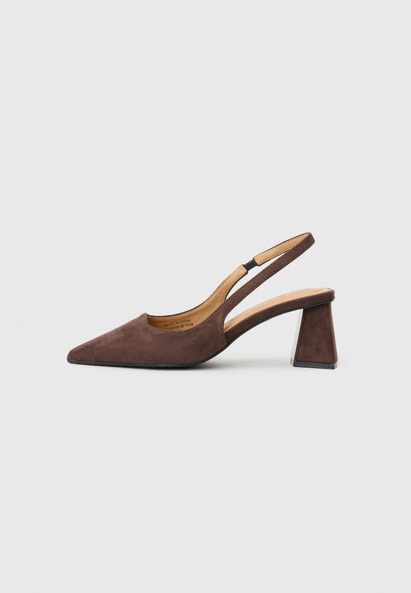 Scarpa a slingback in suede marrone con punta affusolata e tacco basso a blocco. Presenta un design minimalista con una tomaia testurizzata e fodera in pelle.