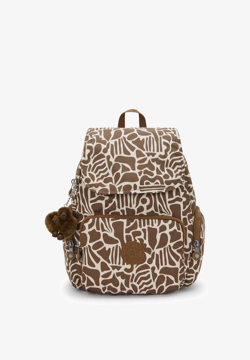 Sac à dos à motifs marron et crème avec rabat, poche avant et porte-clés en forme de singe en peluche. Fabriqué en tissu durable avec une surface texturée.