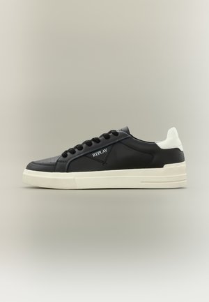 Baskets en cuir noir avec talon blanc, bout rond, détails perforés, lacets noirs et semelle en caoutchouc crème ; avec le logo "REPLAY".