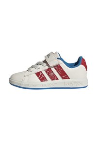 Weißer Sportschuh mit rotem Netzmuster an der Seite, blauer Einfassung und einem Klettverschluss. Verfügt über eine strukturierte Sohle mit einem einzigartigen Design.