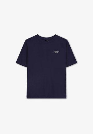 Navy-blaues T-Shirt mit kurzen Ärmeln und kleinem weißen "Kaotiko Resort"-Logo auf der linken Brust sowie einem Rundhalsausschnitt.