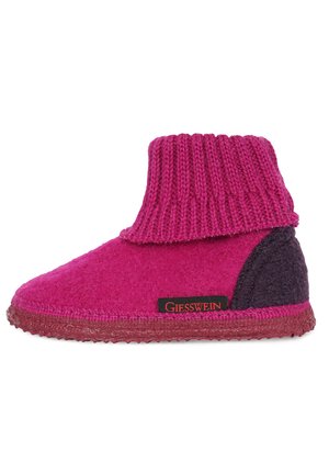 Rosa Filzschlappen mit einem gerippten gestrickten Bund, ausgestattet mit einem dunkellila Akzent und einer strukturierten Sohle. Markenlabel an der Seite sichtbar.