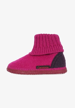 Rosa Filzschlappen mit einem gerippten gestrickten Bund, ausgestattet mit einem dunkellila Akzent und einer strukturierten Sohle. Markenlabel an der Seite sichtbar.