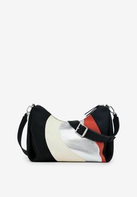 Hobo tas in zwart, wit, zilver en rood. Heeft een gebogen ontwerp, gladde en textuur materialen, en een gesp-accent op de schouderband.