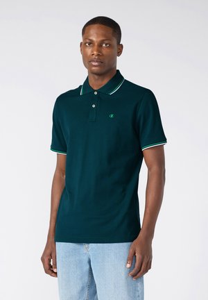 Camisa polo verde oscuro con cuello y mangas a rayas blancas y verdes, con un pequeño logotipo en el lado izquierdo del pecho, fabricada con una tela suave.