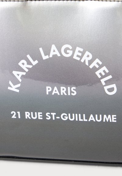 Едър план на сива пазарска чанта Karl Lagerfeld Paris с отпечатан адрес 21 Rue St-Guillaume.