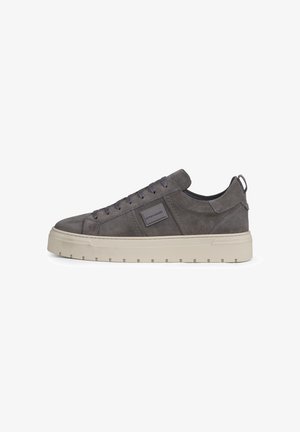 Niedriger grauer Wildleder-Sneaker mit dicker cremeweißer Sohle, Schnürung vorne und Zuglasche an der Ferse.