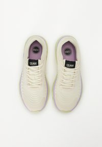 Μπεζ πλεκτά αθλητικά παπούτσια με υφή, λεβάντα λεπτομέρειες και πράσινη σόλα. Φέρει το λογότυπο Colmar Originals στη γλώσσα.