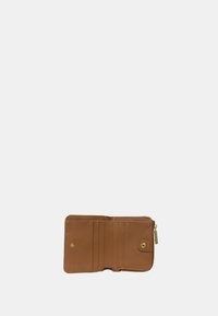 Portafoglio in pelle beige con chiusura a zip, numerosi scomparti per carte e bottone a pressione. Presenta una superficie liscia e dettagli in metallo dorato.