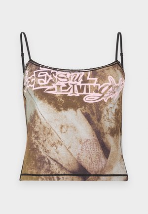 Brūna un bēša kaklasaites krāsas krekliņš ar plānām melnām regulējamām lencēm un gaisīgi rozā abstraktu teksta dizainu pāri krūtīm.