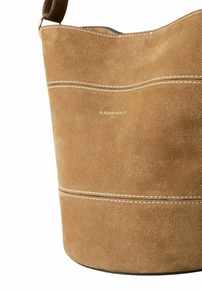 Borsa a secchiello in suede marrone con cuciture visibili, logo impresso e una texture morbida. Il design presenta una forma arcuata e una tracolla regolabile.