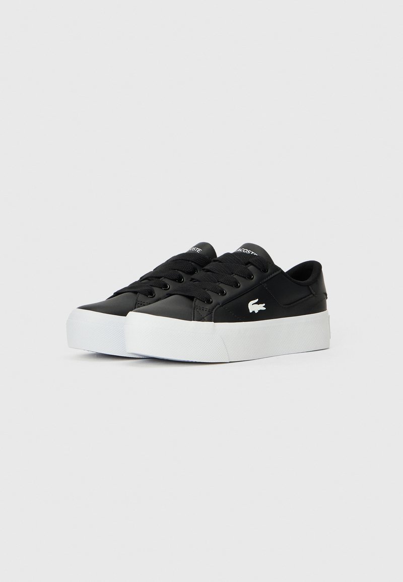 Sneakers neri con finitura in pelle liscia, suola in gomma bianca e lacci piatti. Presentano un piccolo logo bianco del marchio sul lato.