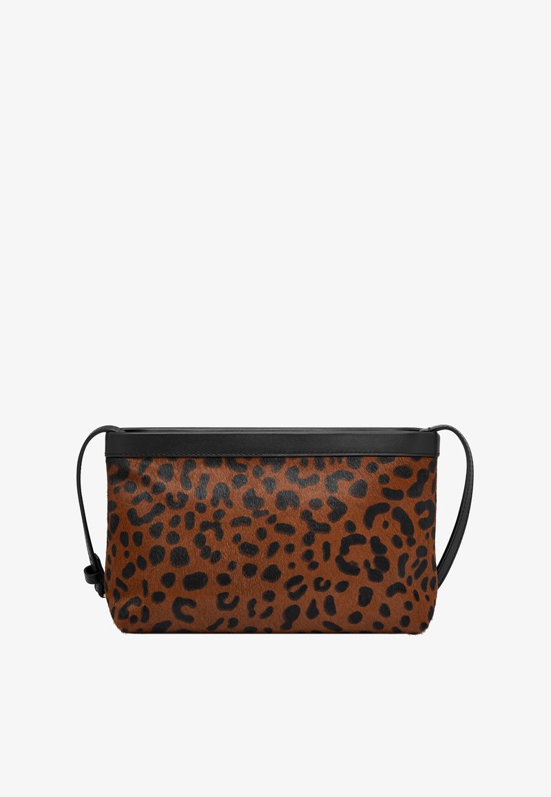 Bolso de estampado de leopardo marrón con textura suave, ribete de cuero negro y una correa lateral para llevar. Forma rectangular con fondo plano.