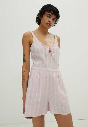 Rosa gestreifter Jumpsuit mit einer Bindeband-Front, aus einem leichten Material gefertigt. Verfügt über eine lockere Passform und verstellbare Schulterträger.